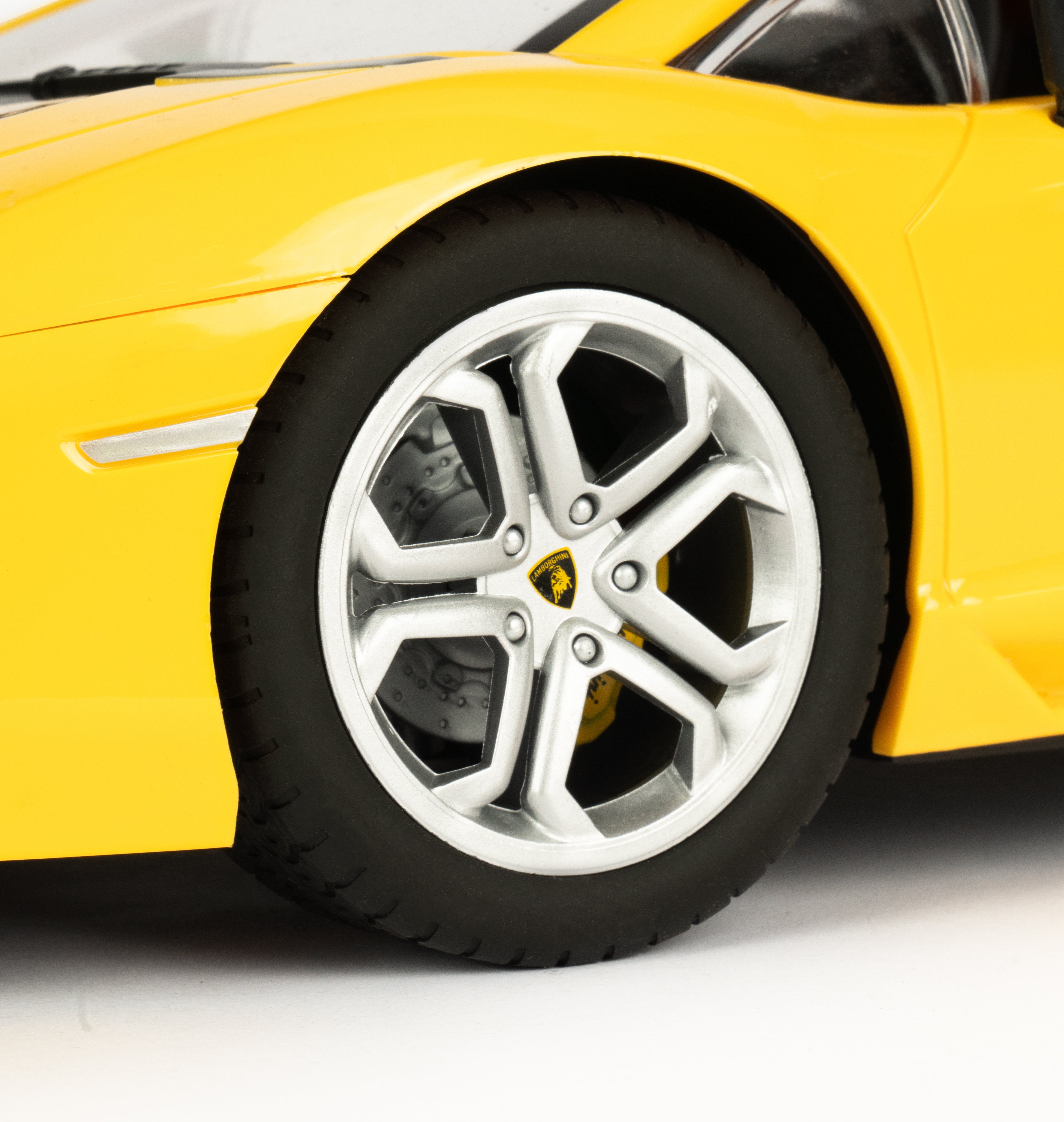 1:10 Lamborghini Aventador 2.4Ghz RC Car - Comes with Rechargeable Battery