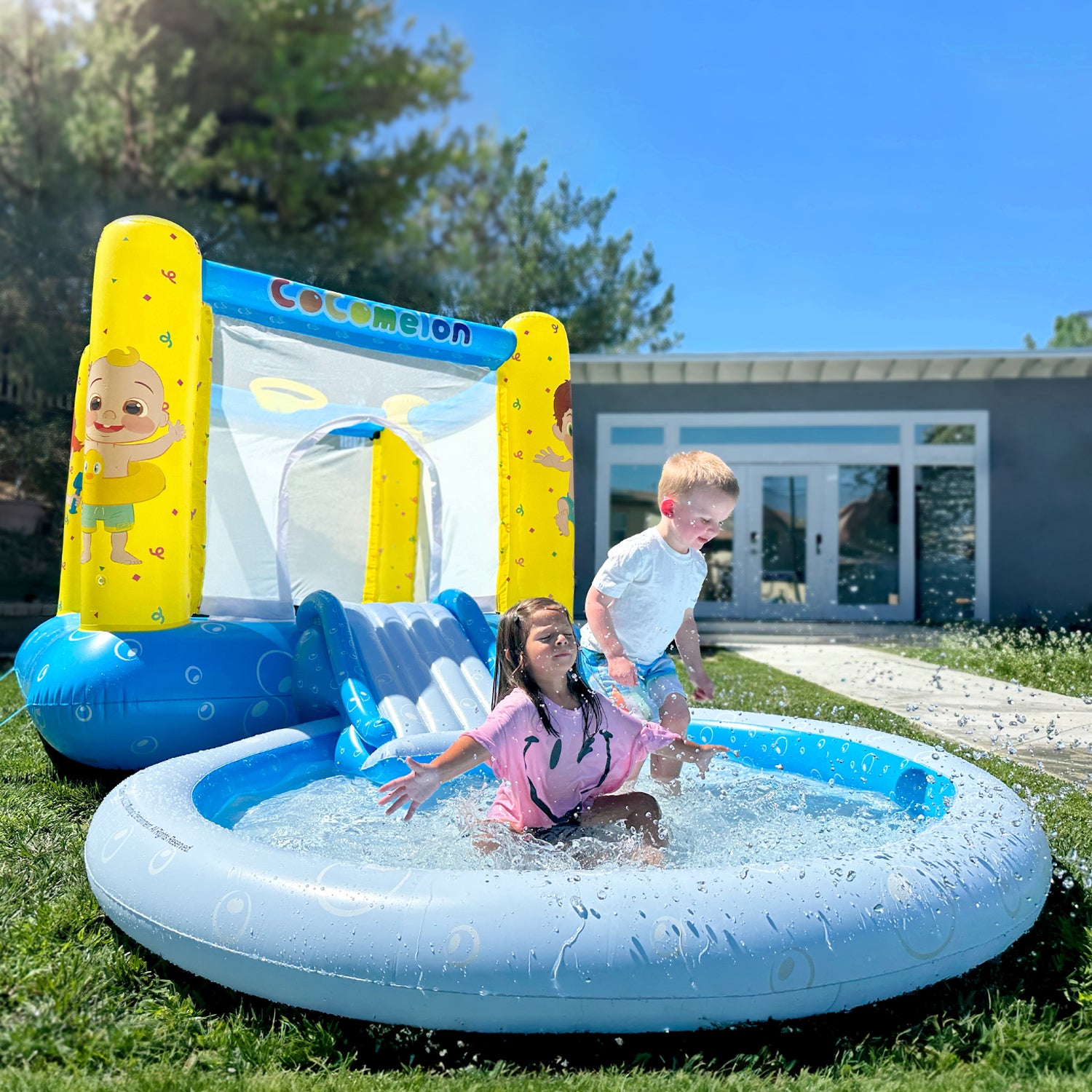 Castillo inflable CoComelon Jump N' Slide con piscina (incluye bomba de aire eléctrica)