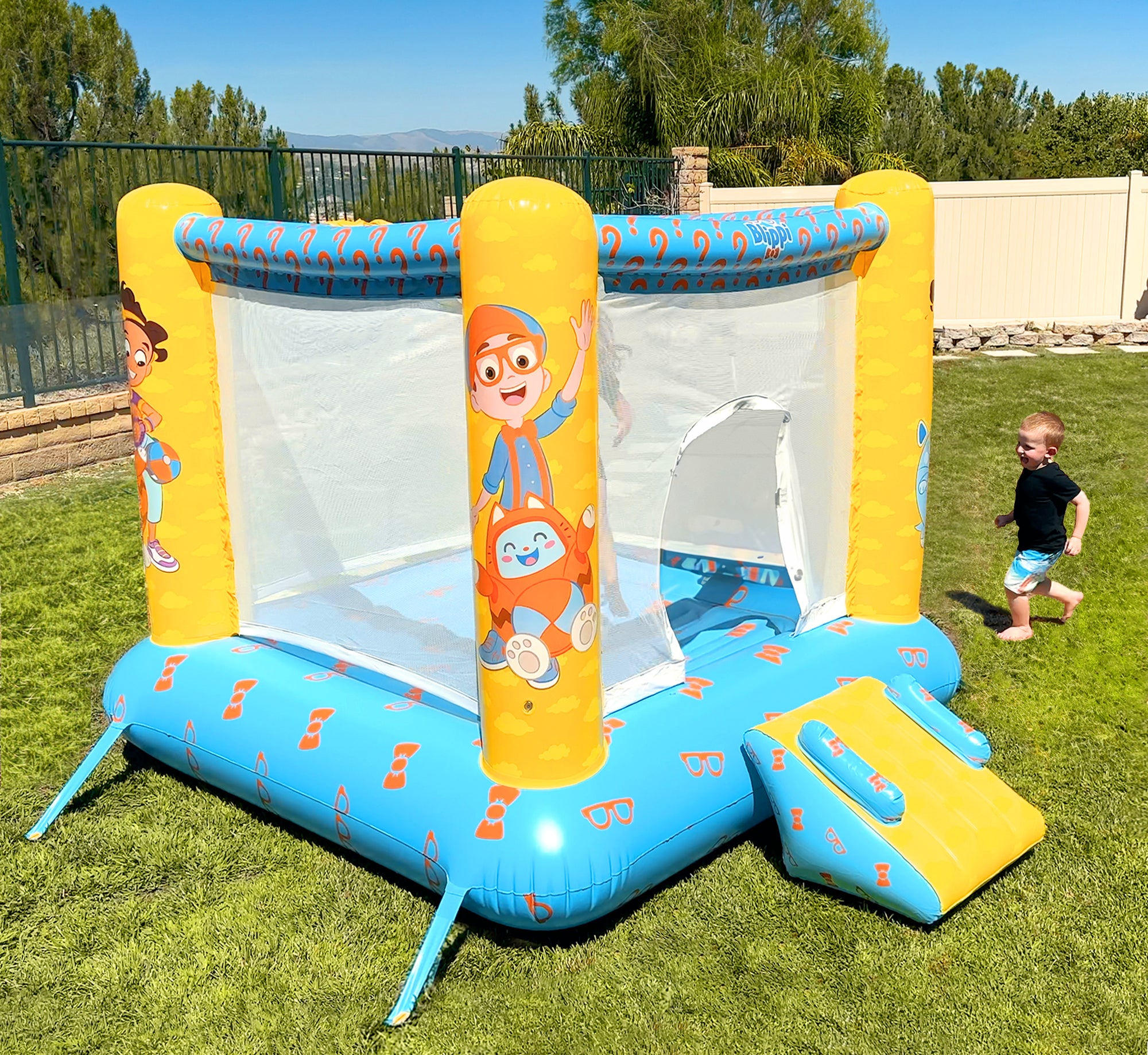 Blippi Jump N' Slide Bouncer (Incluye bomba de aire eléctrica)