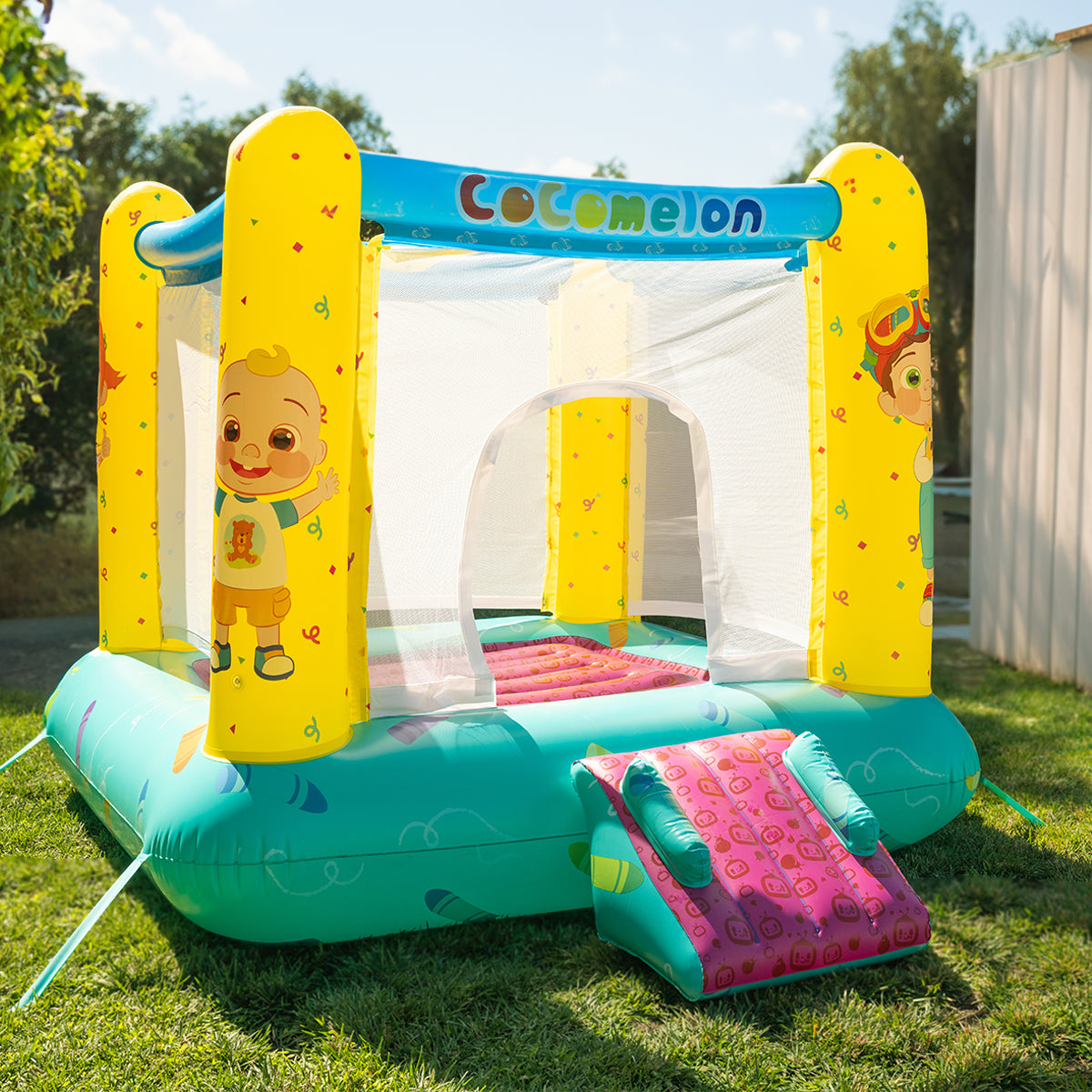 Inflable Cocomelon Jump N' Slide (incluye bomba de aire eléctrica)