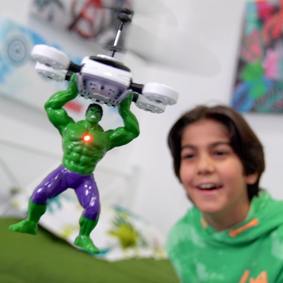Figuras voladoras de superhéroes