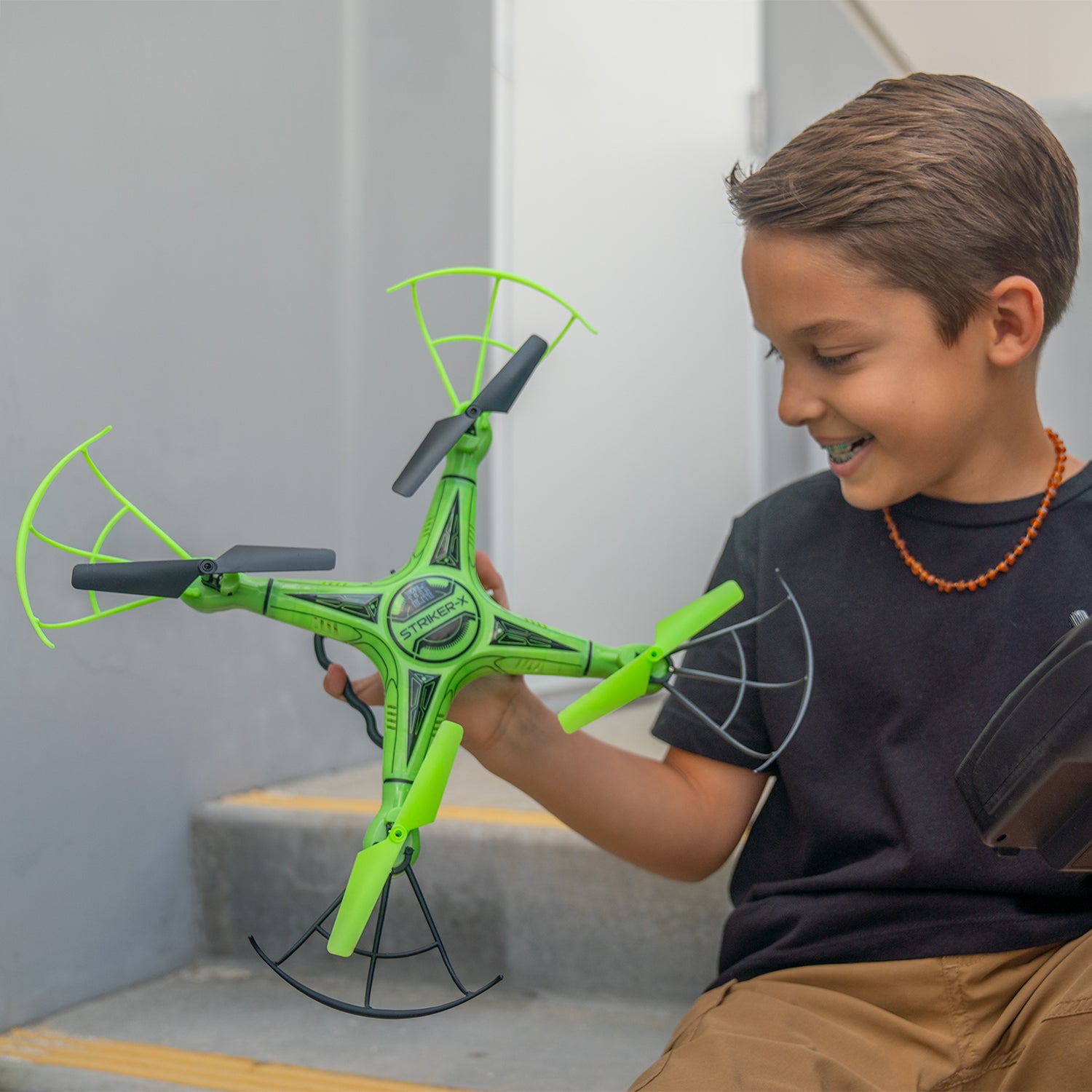 Dron con cámara HD y control remoto Striker-X que brilla en la oscuridad