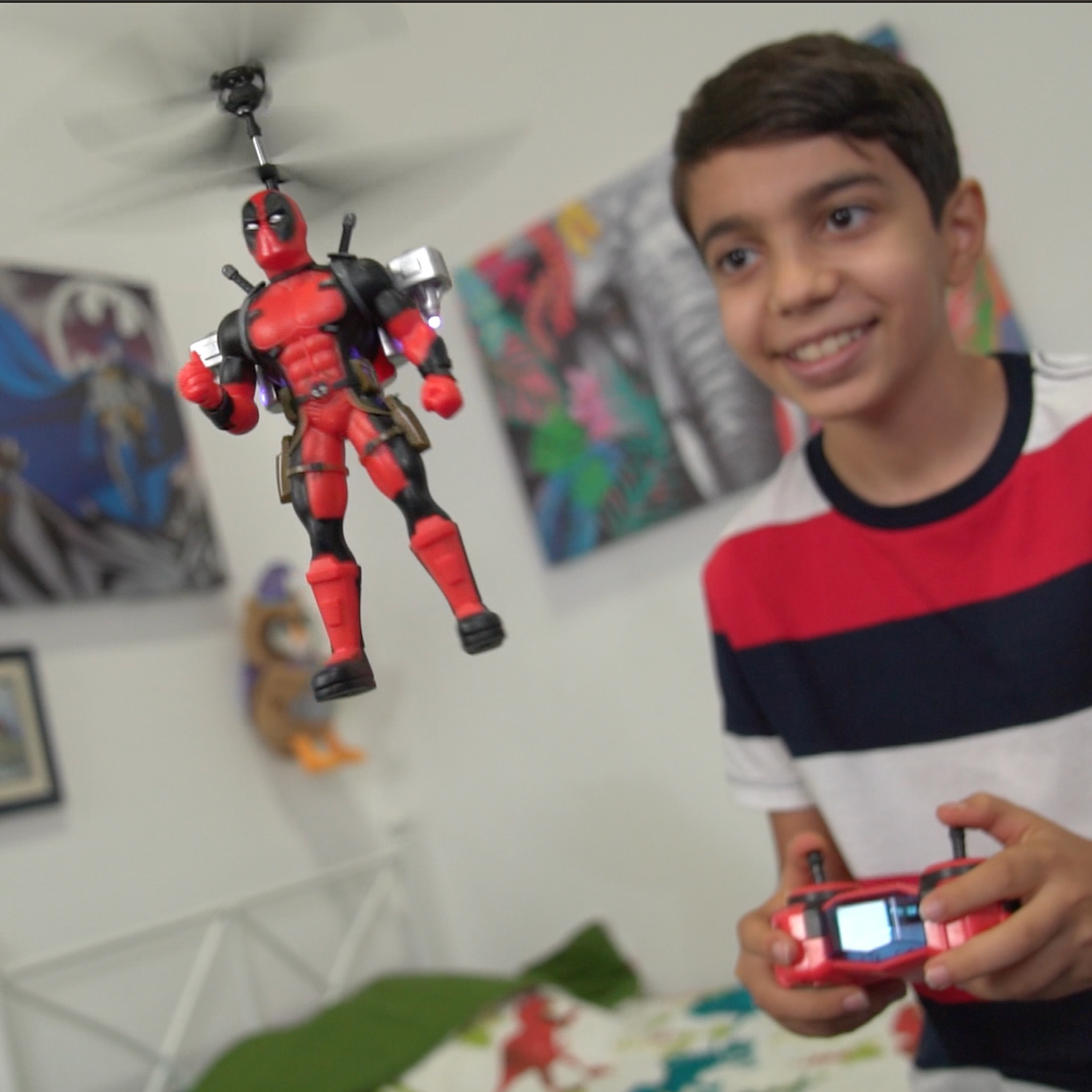 Figura voladora a control remoto con jetpack de Deadpool